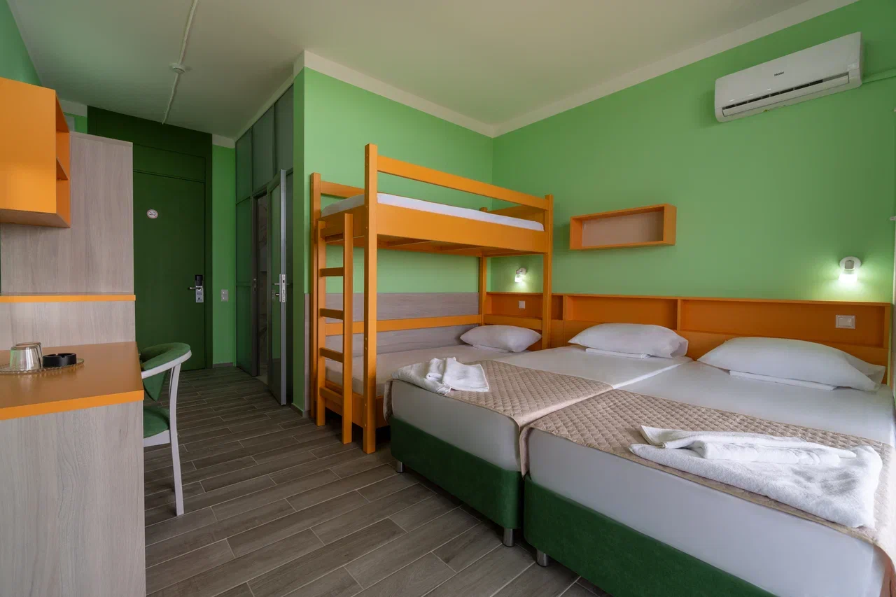 Двухместный стандарт с балконом (доп. место – двухъярусная кровать)